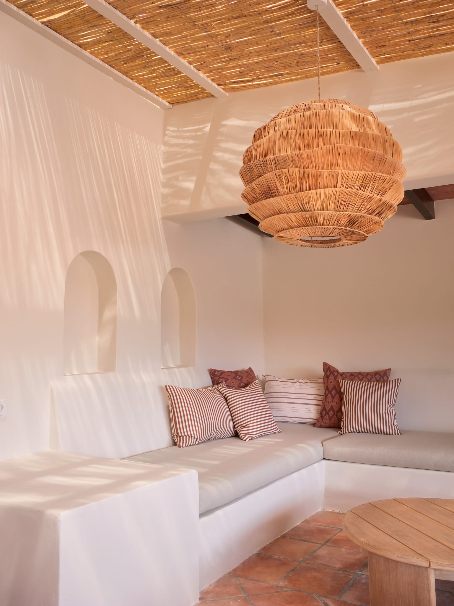 Zona chill out reformada con acabados mediterráneos