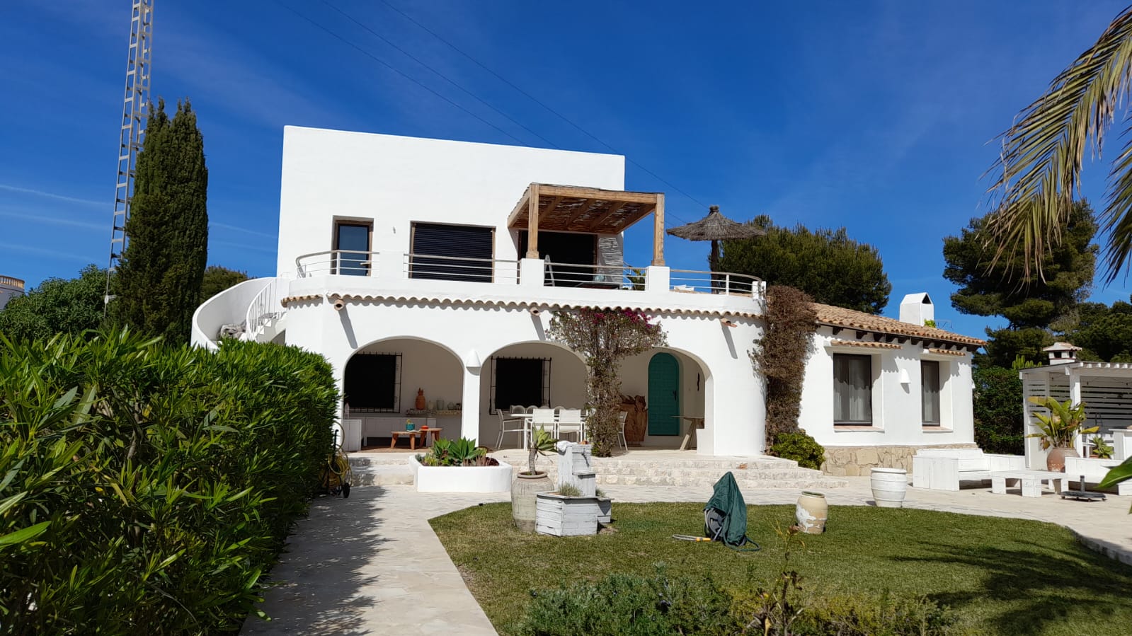 Fachada de vivienda reformada con estilo mediterráneo en Dénia